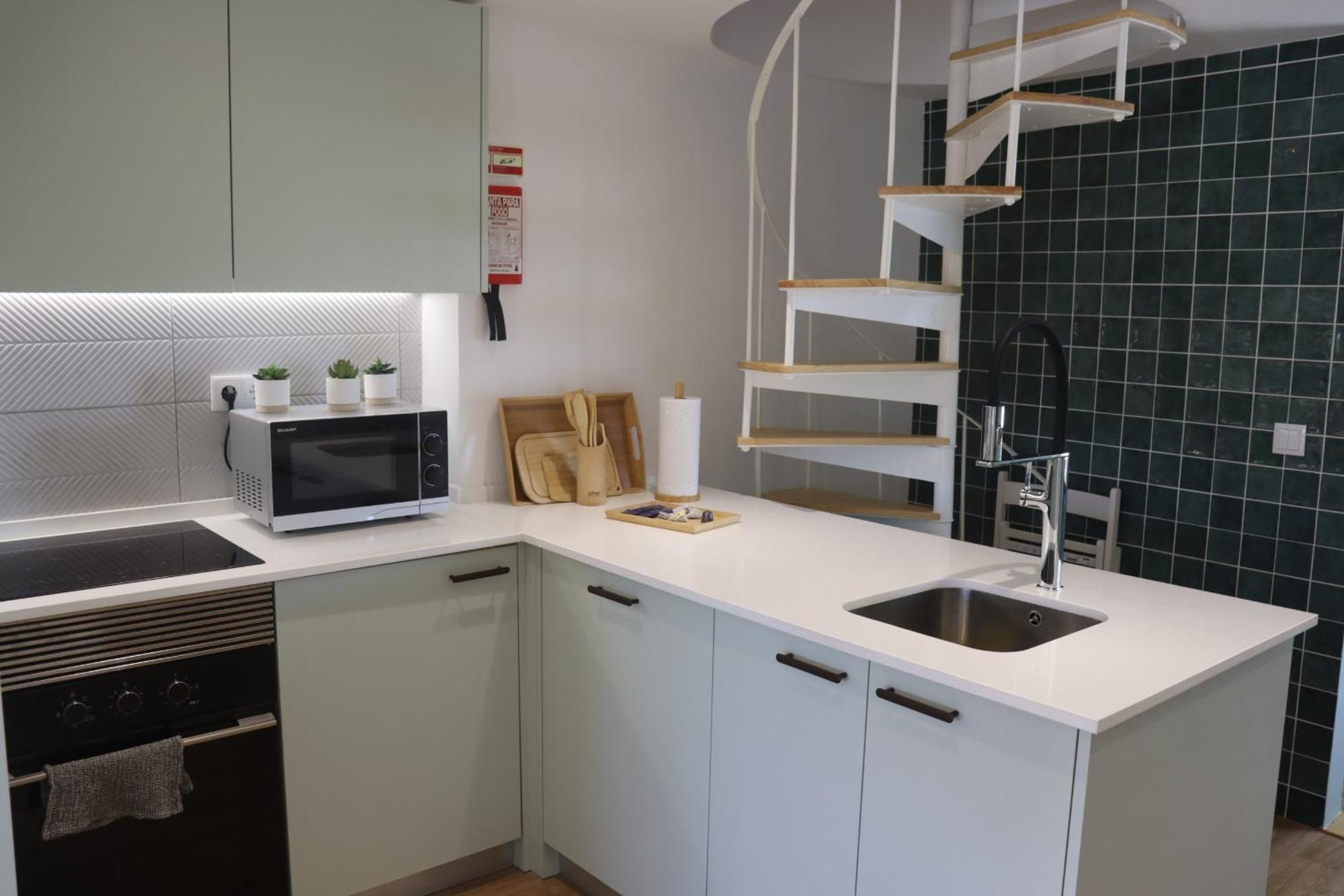 Lisbon, T2 Renewed Duplex With River View, Beato, Apartment Lissabon